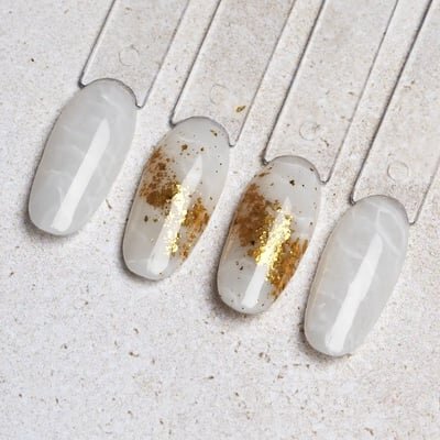 unghie color latte effetto foglia oro